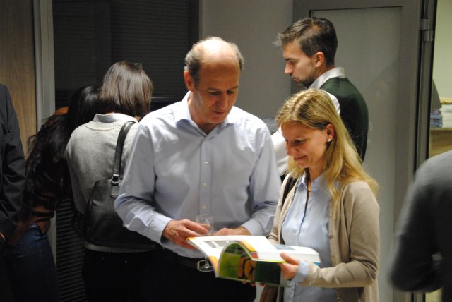 The President of Algorel, Nicolas Mugnier (left), illustrates synergies between the plumbing and electricity sectors to Katalin Rozsa, FEGIME Hungary, and other FEGIME members